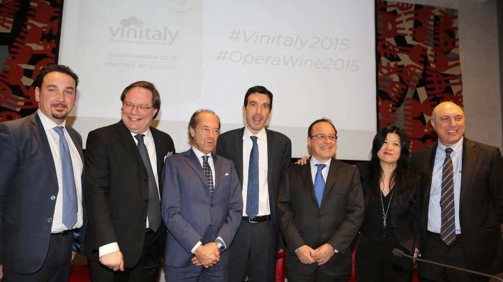 ok presentazione Vinitaly 2015 foto tutti in piedi (2)